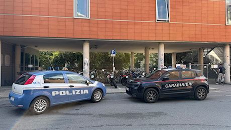 Ferrara, accoltellamento al liceo Ariosto: arrestato 22enne, il dirigente parla di «violazione»