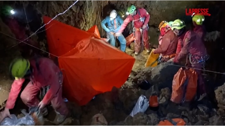 Speleologo 20enne estratto vivo dalla grotta dei Conigli Volanti: era a 120 metri sotto terra e col piede bloccato da un masso - Corriere TV