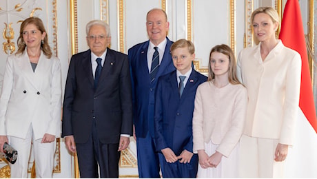 Mattarella a Monaco, i gemelli Jacques e Gabriella salutano il presidente in italiano