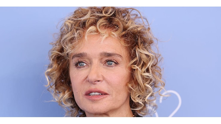 Il trucco occhi colorato di Valeria Golino perfetto per valorizzare lo sguardo anche a 60 anni - ELLE