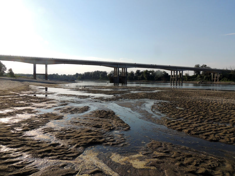 Il Po a -8,15, allacciate le pompe idrovore per pescare forzatamente l'acqua a Isola Pescaroli. In calo la portata di tutti i corsi d'acqua. Attese riduzioni ulteriori