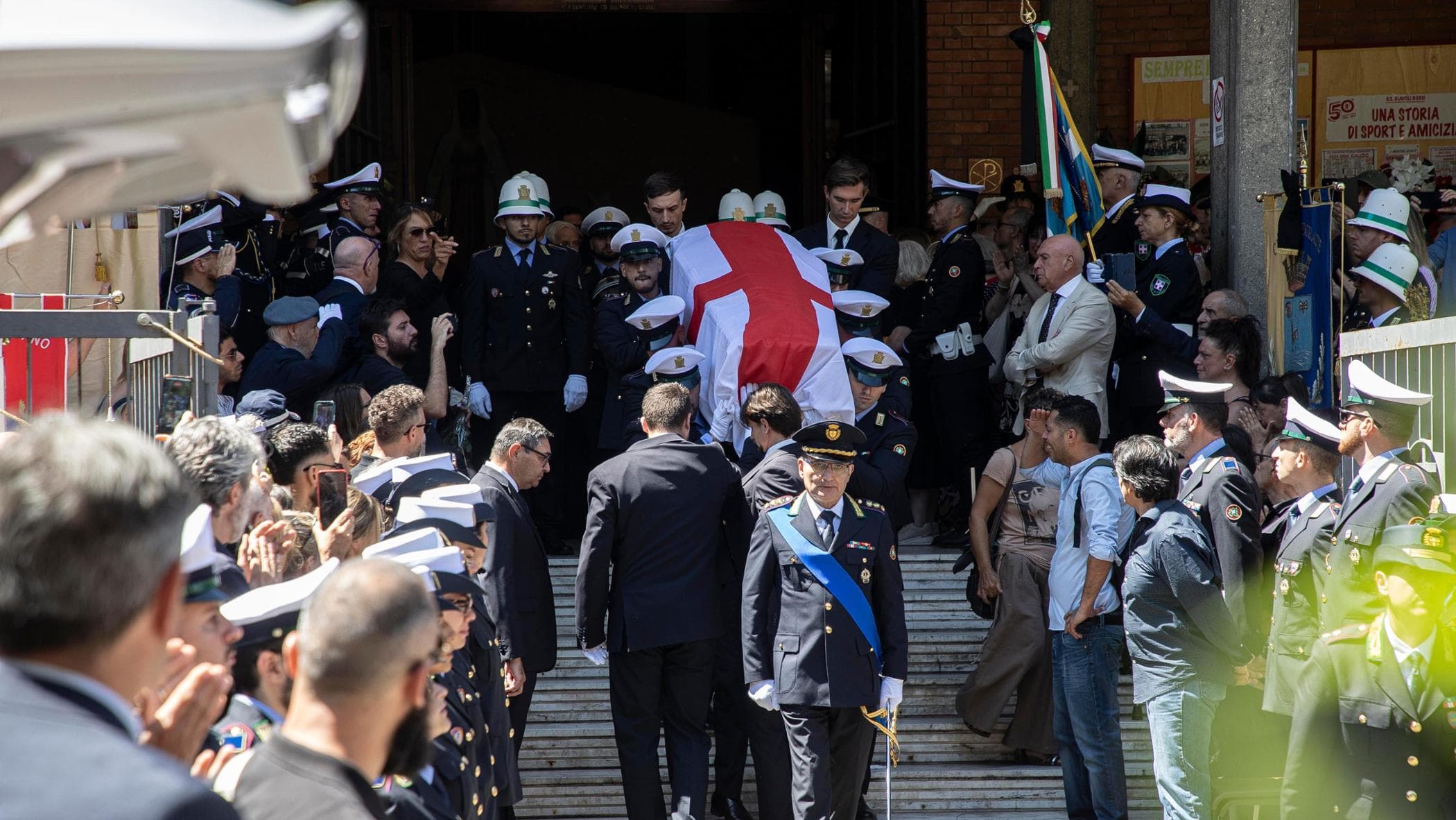Funerali del vigile Francesco Imprezzabile, presenti anche il sindaco Sala e il governatore Fontana