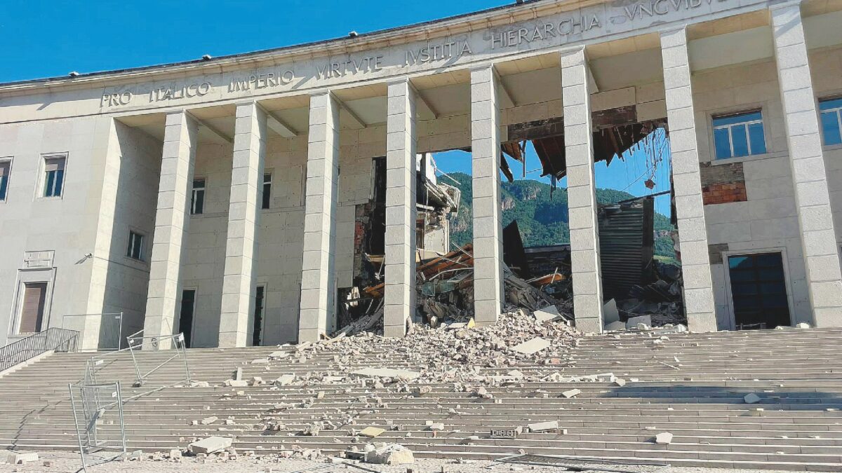 A Bolzano viene giù un’ala del Tribunale: il crollo durante i lavori di ristrutturazione