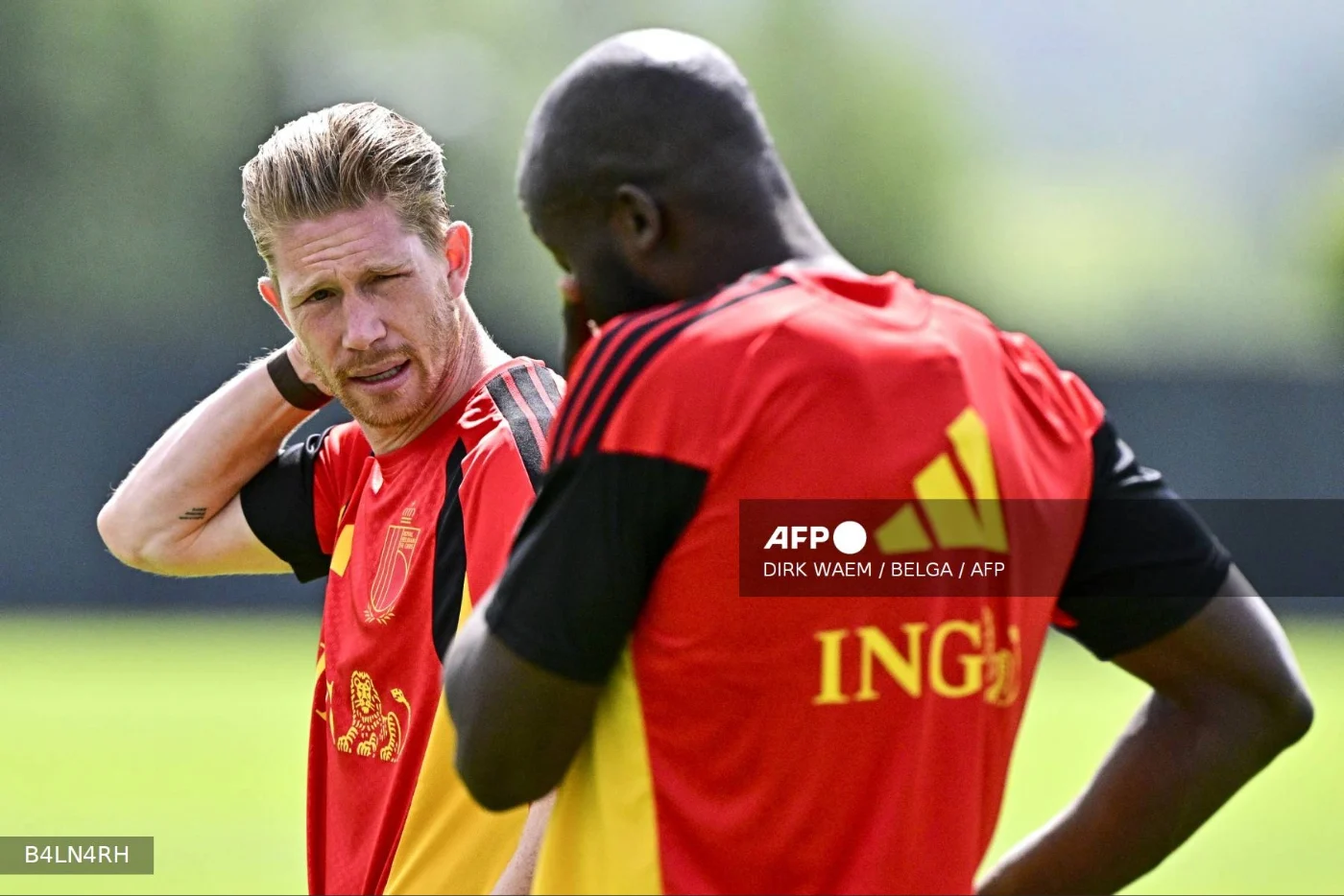 Lukaku finge di tirare, poi lascia il rigore a Tielemans: un gesto da leader