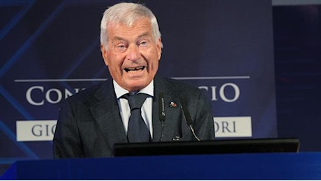 Commercio in Italia, il rapporto Confcommercio: meno negozi ma imprese più solide. Urso:Non rassegniamoci"