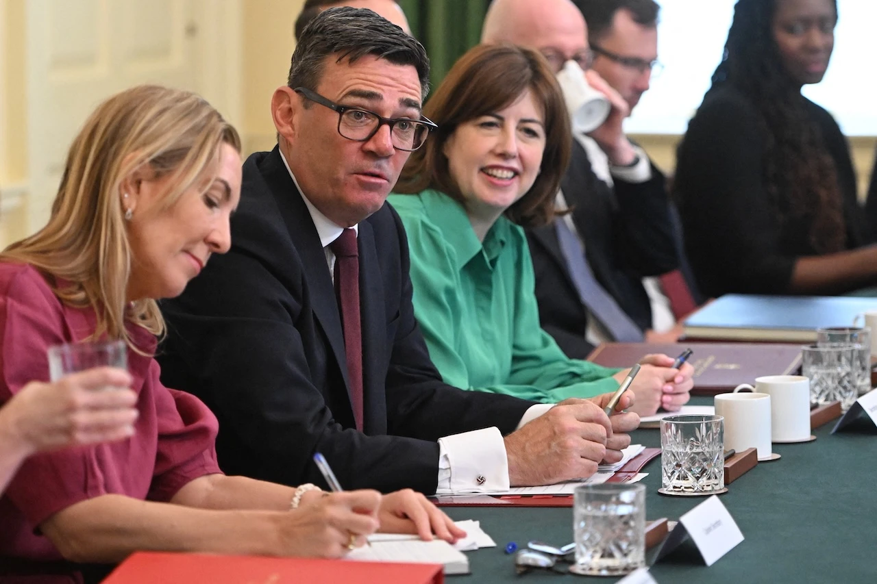 Più donne che uomini nel nuovo governo britannico. Ma i ministeri pesanti restano maschili