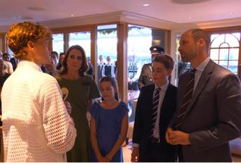 Sinner, il Re di Wimbledon incontra la Royal Family: Giocate a tennis?