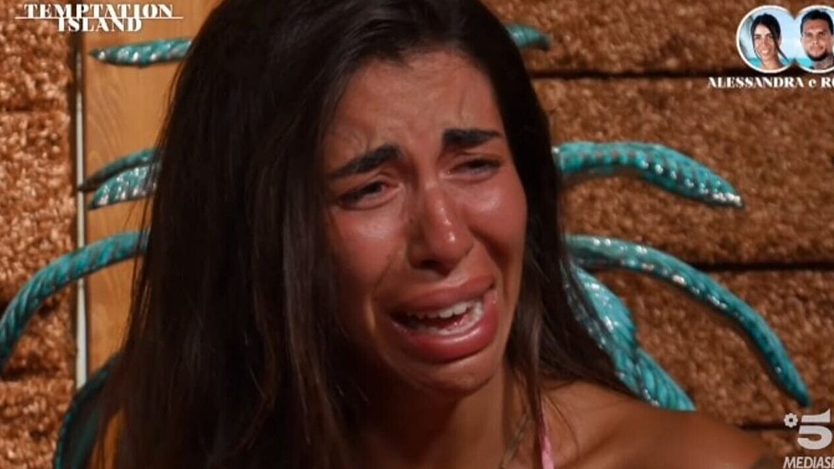 Temptation Island, Alessandra scopre che Rosario l’ha tradita di nuovo e chiede il falò anticipato: Non è l'uomo per me