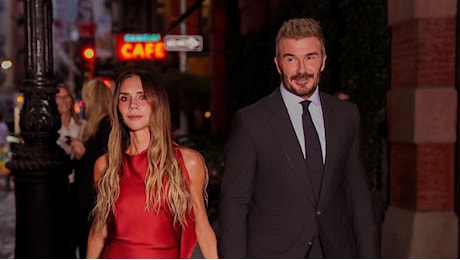 David e Victoria Beckham mano nella mano: le nuove foto della coppia