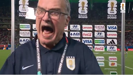 Mondiali, l’urlo di Bielsa dopo l’eliminazione dell’Uruguay: “Sono il responsabile di questa delusione”
