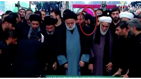 Iran, mistero ai funerali di Ali Khamenei: «C'è un uomo col berretto e la maschera, potrebbe essere Mojtaba»