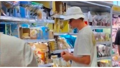 Jannik Sinner, il re di Wimbledon fa la spesa al discount in Sardegna: il bagno di normalità a Palau