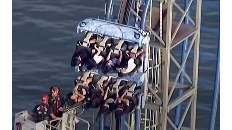 Texas, 8 persone bloccate sulle montagne russe a Galveston. VIDEO - Sky TG24