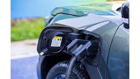 Carburanti, Urso promette la riforma entro luglio: incentivi fino a 60mila euro per i distributori green