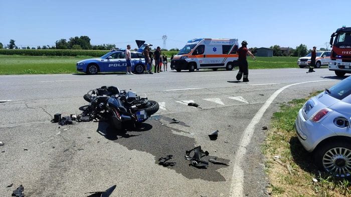 Scontro con un’auto a Rivolta d’Adda, muore motociclista di Fara