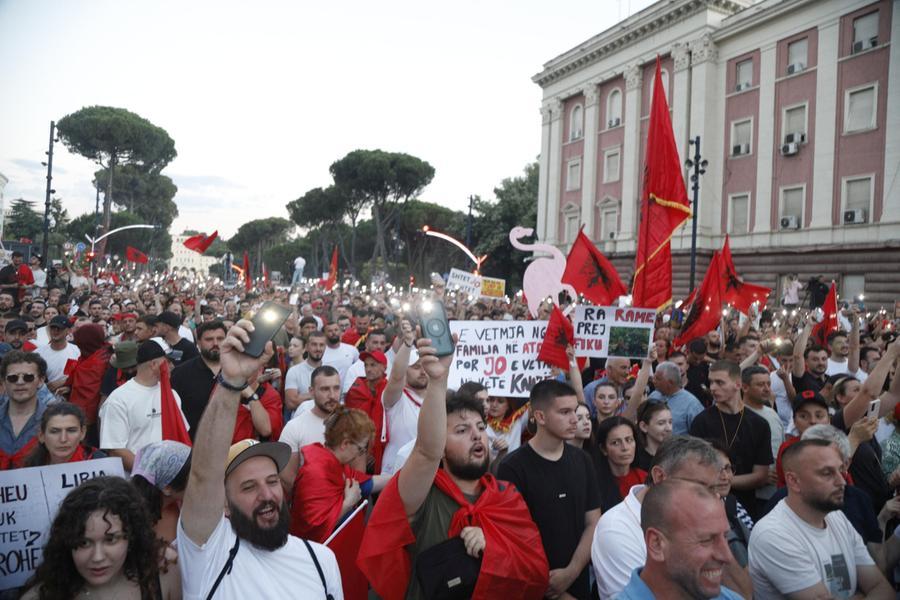 Albania, la “rivoluzione dei fenicotteri”: giovani in piazza contro il cemento nelle aree protette