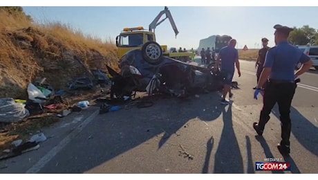 Tragedia sulla statale 89, muoiono mamma, figlio e compagno: l'auto si ribalta all'alba