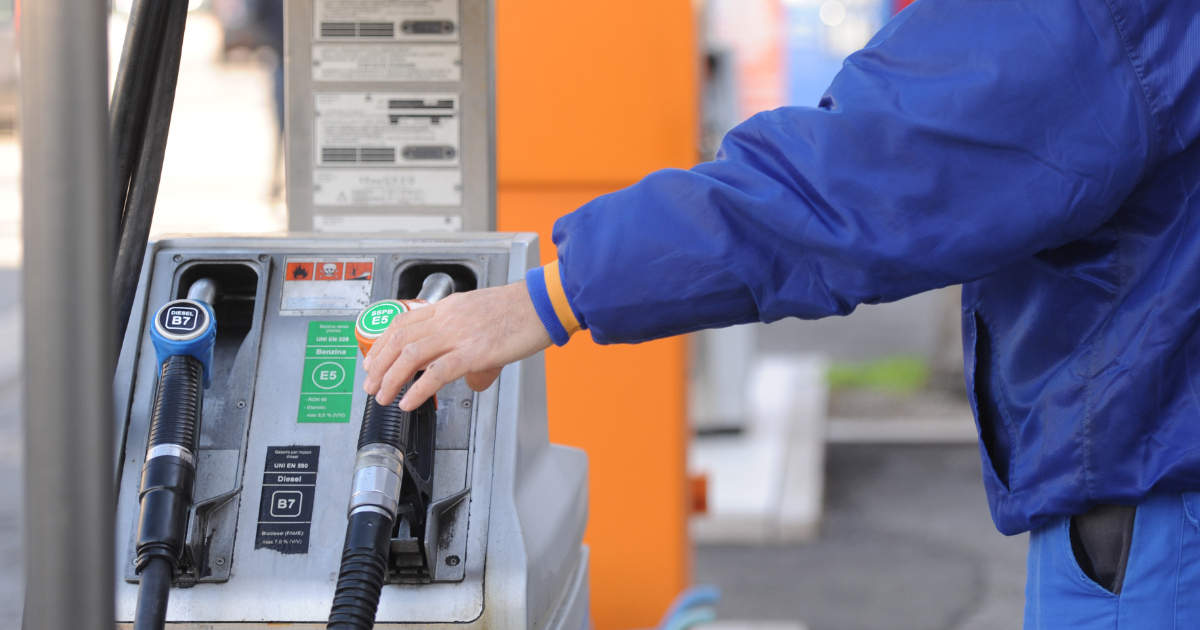 Prezzi carburanti sopra i 2 euro: rincari per le vacanze estive 2025