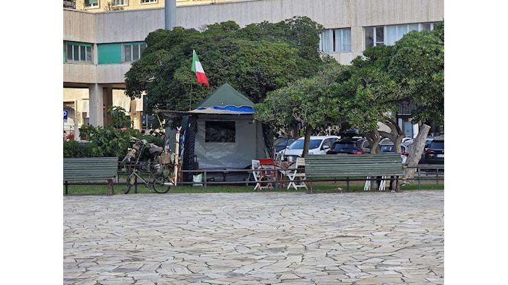 Alpini a Genova, nuovo campo alla Foce: tenda e tavolino in piazza Rossetti - Primocanale