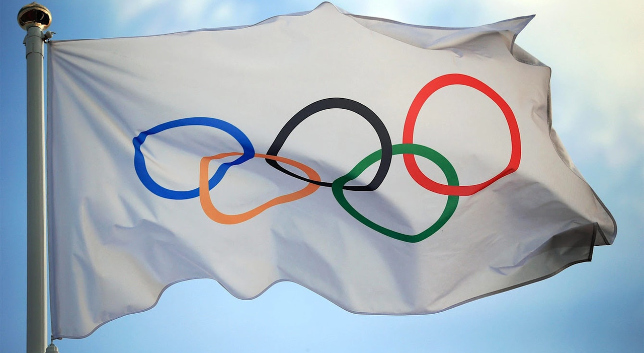Olimpiadi, il Cio riammette la Russia: revocata la sospensione, ma resta il bando su bandiere e inno