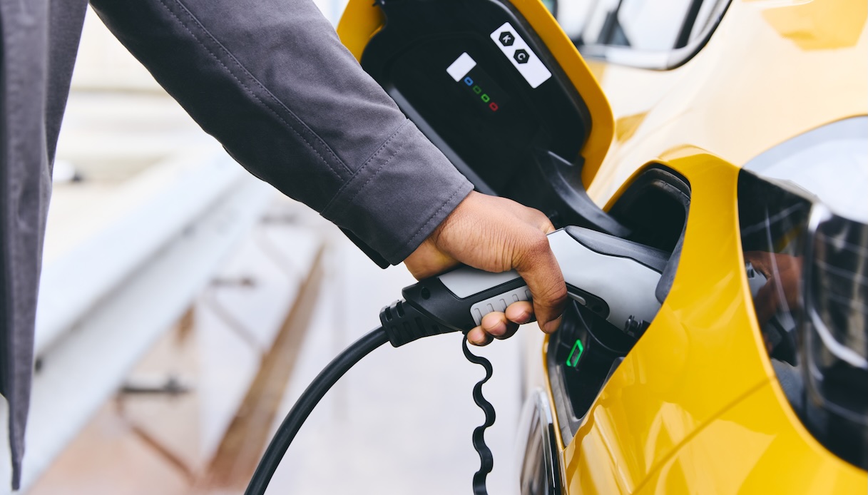 Nuova tassa sulle auto elettriche, nel Regno Unito si pagherà a chilometro