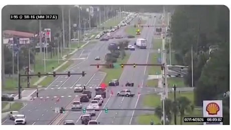 Usa, 28enne fugge da un controllo dell'Ice in Florida e viene travolto da un tir: 3° morte in una settimana