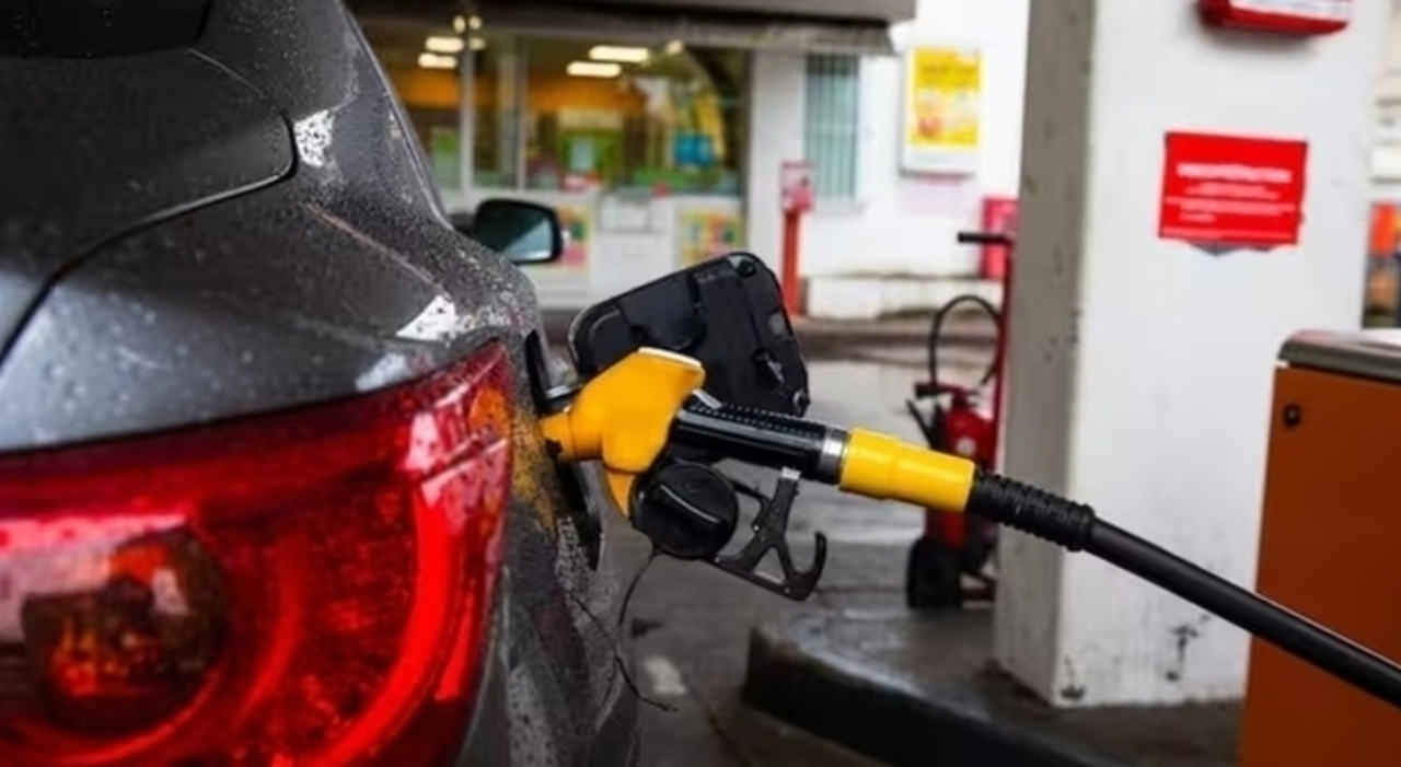 Benzina e diesel, prezzi di nuovo alle stelle: verde oltre i 2 euro, quanto costa (in più) un pieno per l'auto. La nuova app sui carburanti per risparmiare