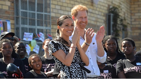 Harry torna a Londra senza Meghan e i figli, il nodo della sicurezza blocca la riappacificazione con re Carlo