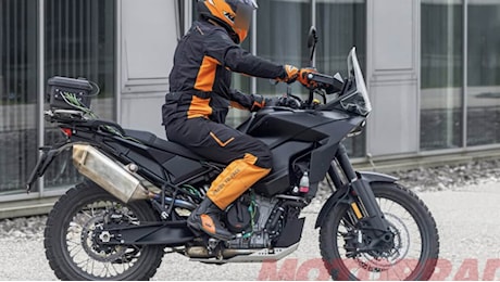Nuova KTM 790 Adventure, addio al vecchio frontale: design totalmente rivoluzionato e debutto vicino